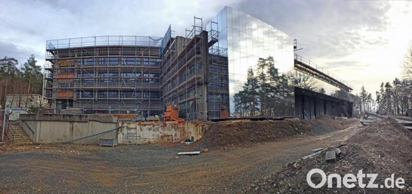 Aluminiumverbundplatten mit spiegelnder Oberfläche sorgen am neuen Eingangsbereich des Neustädter Gymnasiums im Felixwald für Synergie durch Reflexion. Das Projekt betreuen die Architekten Brückner und Brückner aus Tirschenreuth. Bild: Gabi Schönberger