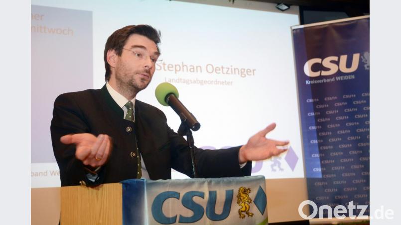 Landtagsabgeordneter Stephan Oetzinger spricht beim Politischen Aschermittwoch der CSU im Weidener Postkeller. Bild: Gabi Schönberger