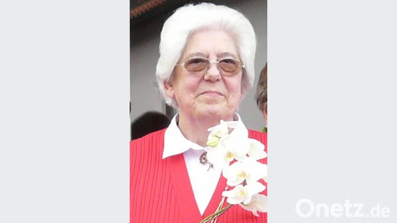 Die ehemalige Mesnerin Mathilde Gissibl feiert im Kreis ihrer Angehörigen 80. Geburtstag. Der Katholische Frauenbund und die Frauen-Union Moosbach beglückwünschen ihr Gründungsmitglied. Bild: gi