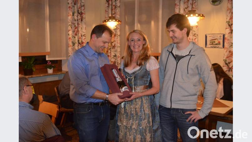 Für die Weidener JU-Vorsitzende Maria Sponsel gibt es von Bürgermeister Anton Kappl (links) und JU-Vorsitzendem Johannes Kammerer (rechts) Leuchtenberger Sekt. Bild: fz