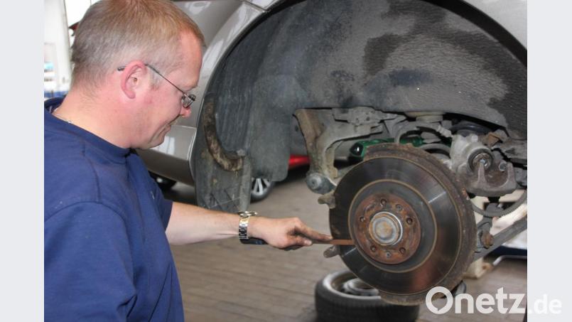 Kfz-Mechaniker Markus Laber beim Reinigen eines Bremssattels und der Auflagepunkte der Bremsklötze. Bild: kro
