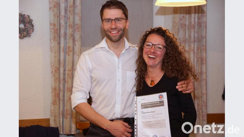 Als erstes Mitglied der Ortsgruppe absolvierte Peggy Mothes-Bayerl den Kurs „Rettungsschwimmen-Wasserrettungsdienst“. Vorsitzender Michael Siebenweiber gratulierte. Bild: bkr