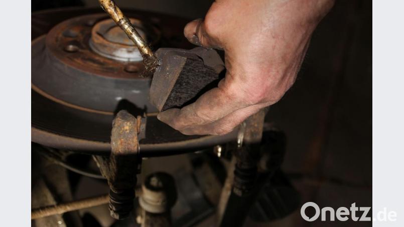 Mit hitzebeständigem Bremsenfett werden die Auflagepunkte der Bremsklötze leicht eingefettet. Bild: kro