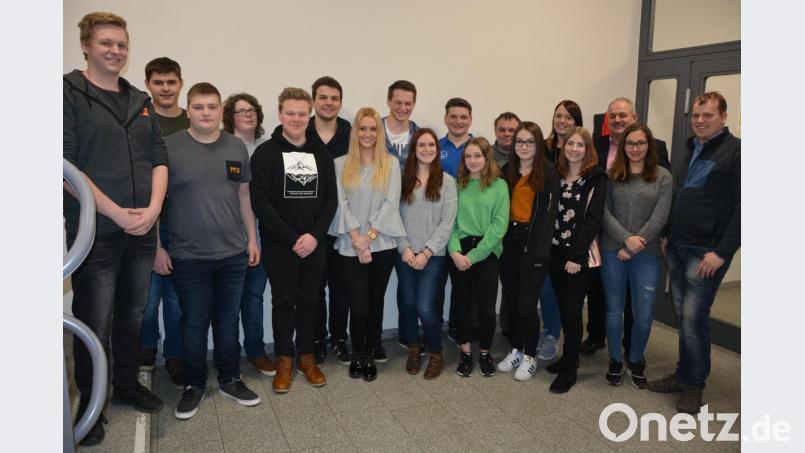 Mit einem neuen Führungsteam geht die Katholische Landjugend Leonberg in die Zukunft. Beim Treffen im Pfarr- und Jugendheim mit dabei waren auch Jugendbeauftragter Martin Teubner (rechts), Bürgermeister Johann Burger (Dritter von rechts) und Kaplan Dr. Matthias Nowotny (Siebter von rechts). Bild: jr