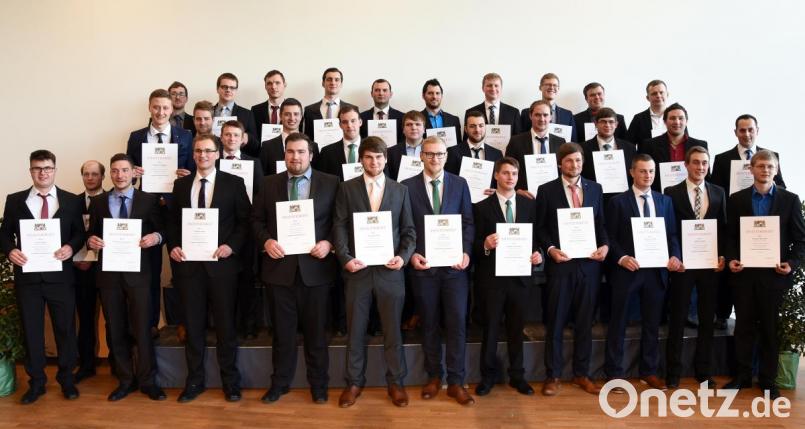 33 junge Männer aus den Landkreisen Amberg-Sulzbach, Cham, Neustadt/WN, Schwandorf und Tirschenreuth sind neue Landwirtschaftsmeister. Frauen waren beim Jahrgang 2019 – laut Gerhard Gradl ausnahmsweise – nicht dabei. Bild: bgm