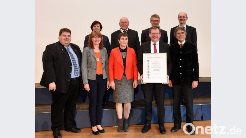 Martin Prey (vorne, Zweiter von rechts) wird mit dem Goldenen Meisterbrief für besonderes Engagement in der Ausbildung des landwirtschaftlichen Berufsnachwuchses ausgezeichnet. Bild: bgm