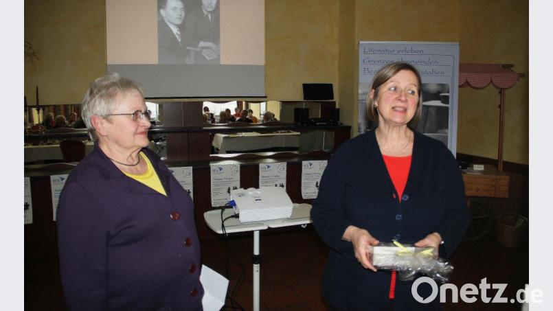 Mit einem Geschenk bedankte sich Roswitha Budow (links), die Leiterin des "Literarischen Cafés", bei Anna Knechtel. Bild: wro