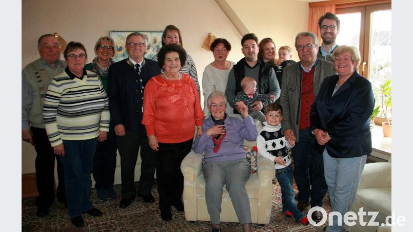 Zusammen mit ihrer Familie und Freunden feierte Maria Dutz ihren 90. Geburtstag. Im Namen der Marktgemeinde Wiesau gratulierte Zweiter Bürgermeister Fritz Holm (Vierter von links). Bild: wro