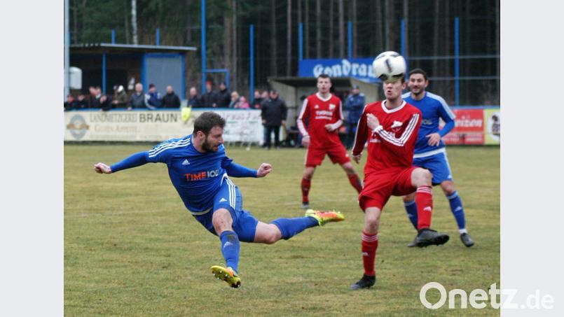 Gegen Pfreimd verpasste dieser Kopfball von Johannes Pötzl noch das Ziel. Am Freitagabend beim TSV Kareth will es der Etzenrichter Angreifer besser machen. Bild: otr