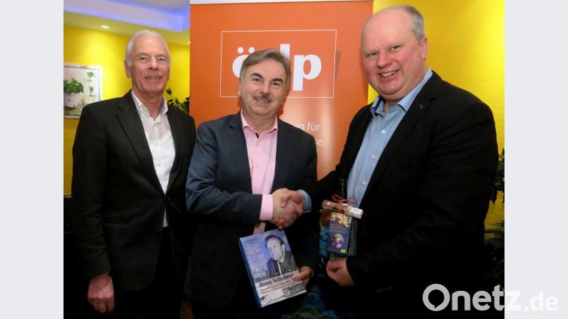 Arnold Kimmerl, Alfred Damm und Klaus Mrasek (von links) sehen die bayerische Agrarpolitik am Ende. Bild: Hirsch