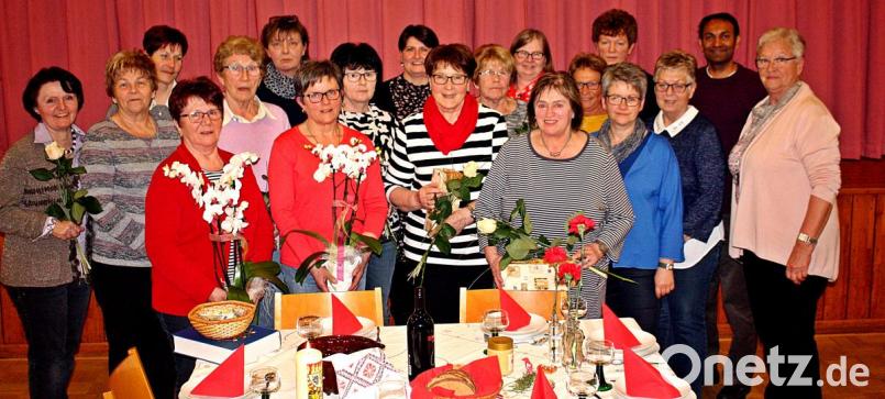 Elisabeth Baldauf (rechts) dankt den ausgeschiedenen Vorstandsmitgliedern.. Bild: zer
