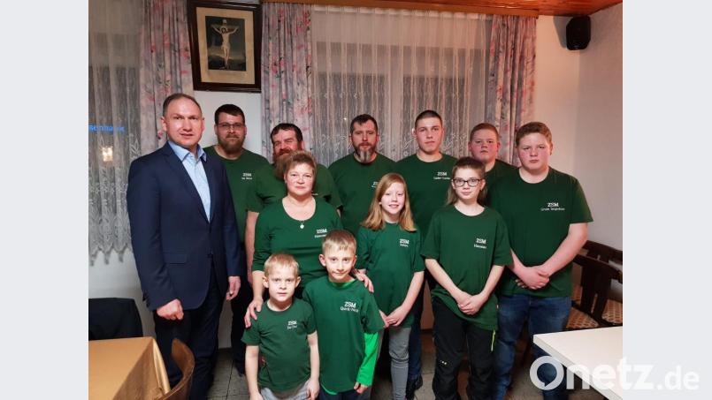 Sprecher der Jugendgruppe des Zapfwellenstammtischs ist Luca Kammerer (hinten, Dritter von links). Sein Vater, Bürgermeister Richard Kammerer (links), ebenfalls Vereinsmitglied, freut sich über die Gründung der Jugendgruppe. Um die Jugend kümmern sich Petra Franke (hinten, Vierte von links) und Martin Bauer (hinten, Mitte). Bild: sei