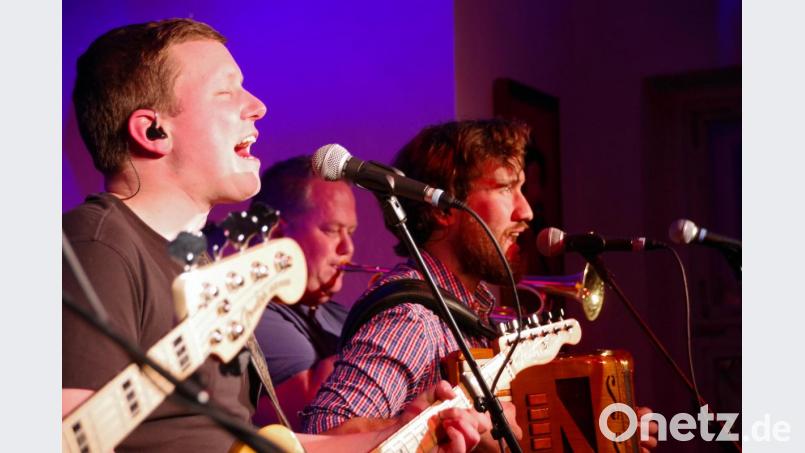 Der Lenz singt mit viel Engagement, hier begleitet von Bene am Akkordeon und (im Hintergrund) Korbinian an der Trompete. Bild: müb