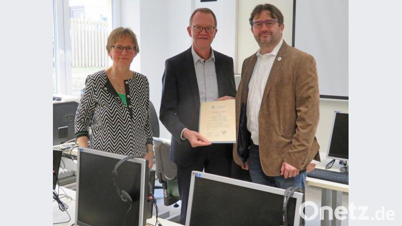 Die Ernennungsurkunde zur Mitgliedschaft beim Bayerischen Städtetag überreicht der Geschäftsführer des Bayerischen Städtetags, Bernd Buckenhofer (Mitte), an Bürgermeister Wolfgang Haberberger (rechts) im Computerraum der Grundschule „Am Rauhen Kulm“. Das „Digitale Klassenzimmer“ ist ein Thema, für das sich der Städtetag momentan engagiert. Schulleiterin Gabriele Bodner gratuliert. Bild: ow