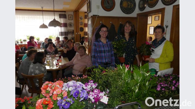 Eine reich bestückte Tombola wartet auf die Gäste beim Blumenschmuck-Café des Obst- und Gartenbauvereins Holnstein-Oberreinbach. Im Bild (stehend, von links) Gartenfachberaterin Michaela Basler und die stellvertretende Vorsitzende Petra Schwab mit einer der ersten Gewinnerinnen. Bild: rtw