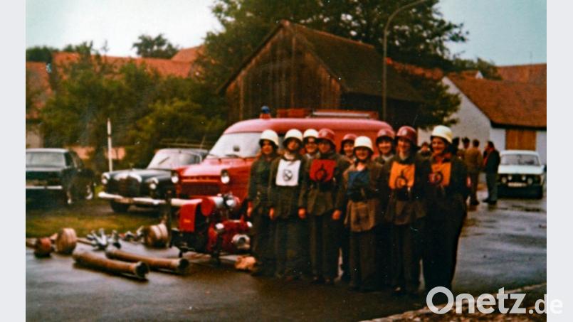 Neun junge, unverheiratete Frauen traten 1973 der Feuerwehr Sigras bei. Auch Herta Obermeier (rechts) war dabei – und blieb den Floriansjüngern viele Jahre treu. Bild: spw