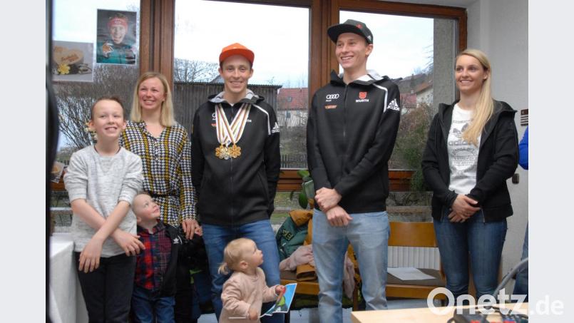 Beste Laune beim Empfang: Eric Frenzel (Vierter von links) mit seiner Laura (links daneben) und den Kindern Philipp, Leopold und Emma. Terence Weber (Zweiter von rechts) und seine Konstanze fanden die Feier im Rathaus richtig cool. Bild: gb