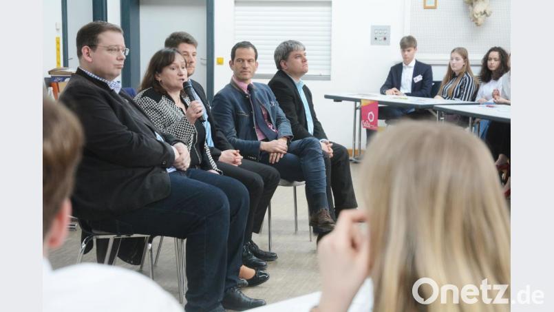 Vier Bundestagsabgeordnete beantworten die zahlreichen Fragen der Schüler. Bild: Gabi Schönberger
