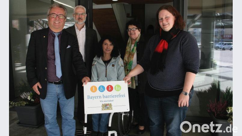 Das Signet „Bayern barrierefrei“ schmückt nun das Rathaus in Wiesau. Über die Verleihung freuten sich Bürgermeister Toni Dutz und Geschäftsleiter Thomas Weiß (von links). Als Interessenvertreterinnen der Behinderten waren Christina Ponader, Irmgard Hegen und Doris Scharnagl-Lindinger (von rechts) bei der Übergabe dabei. Bild: wro