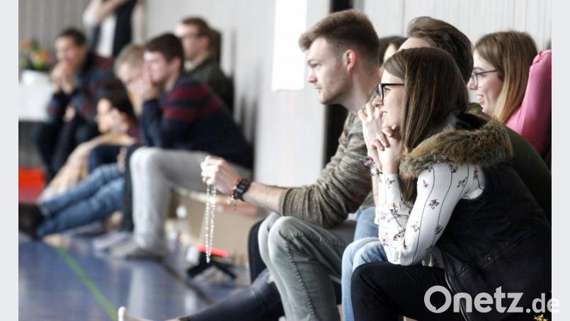 Jugendliche beten gemeinsam den Rosenkranz. Auch das wird es beim Prayerfestival vom 29. bis 31. März in der Turnhalle in Teunz geben. Archivbild: Hirsch