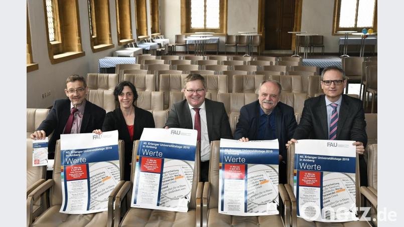 Sie stellten das Programm der 40. Erlanger Universitätstage im Amberger Rathaus vor (von links): Kulturamtsleiter Reiner Volkert, Barbara Cosima Frey vom Kulturamt, OB Michael Cerny, Professor Rudolf Freiburg und Kulturreferent Wolfgang Dersch. Bild: Petra Hartl