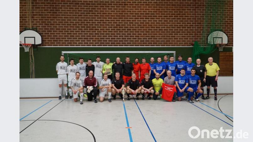 Die drei bestplatzierten Mannschaften in der Krötensee-Sporthalle in Sulzbach-Rosenberg (von links): Kronach (2.), Passau (Turniersieger) und Hof (3.) mit Studienrat Christian Biersack (hinten, Neunter von rechts) sowie (hinten, von rechts) den Schiedsrichtern Walter Schimpke und Karl Heinz Grollmisch sowie Hans Tremel (vorne, Dritter von rechts) mit dem roten T-Shirt mit der Aufschrift „Bayerische Meisterschaft 2019 Sulzbach-Rosenberg“. Bild: khg