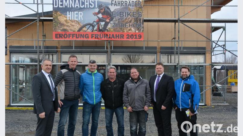 Ende März oder Anfang April soll die Bikestation Mitterteich offiziell eröffnet werden. Im Bild (von links) Bürgermeister Roland Grillmeier, die Gesellschafter Klaus Möhwald und Gerald Haberkorn, Werkstattleiter Thoralf Loch, Projektsteuerer Jürgen Stingl, Stefan Grillmeier (Gewerbeförderverein) und Geschäftsleiter Andreas Chrobok. Bild: jr