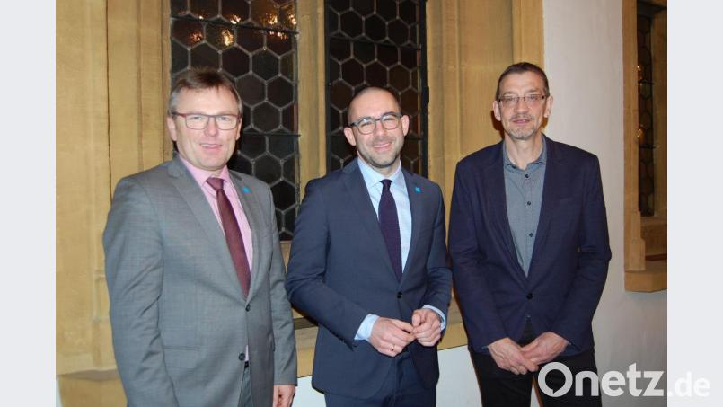 Vorsitzender Manfred Wendl, Dr. Andreas Redel und Reiner Volkert, Leiter der Volkshochschule Amberg (von links). Bild: Klinikum/Dietl