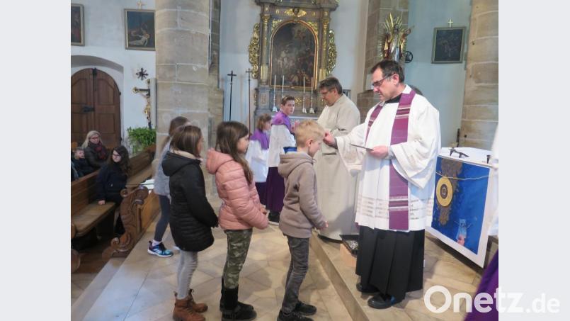 „Bedenke, dass du Staub bist und zum Staub zurückkehrst“ sagten Amschl und Gößl, als sie das Aschenkreuz auf die Stirn der Kinder und ihrer Eltern zeichneten. Bild: jzk