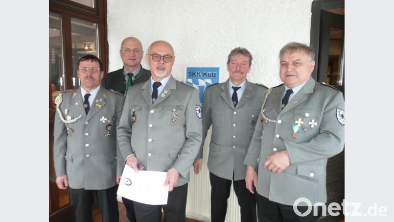 Ulrich Knoch (von links) und Bürgermeister Walter Schauer überreichten zusammen mit Hans Krämer (von rechts) und Hans Held von der SKK Kulz die Ehrennadel und eine Treueurkunde an Peter Lehmer (Mitte). Bild: amö