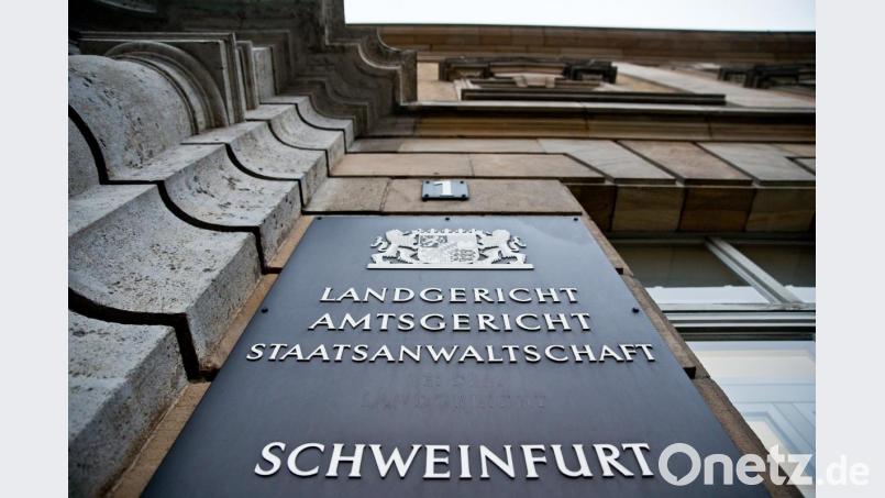 Eine Tafel am Eingang des Landgerichts in Schweinfurt. Foto: Daniel Karmann/Archiv Bild: Daniel Karmann