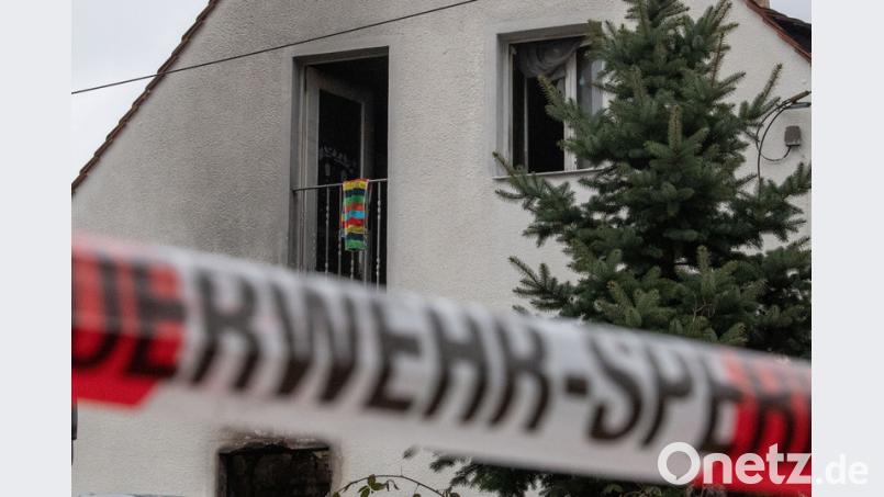 Für fünf Menschen kommt bei einem Feuer in einem Wohnhaus in Nürnberg jede Hilfe zu spät. Bild: Lino Mirgeler/dpa