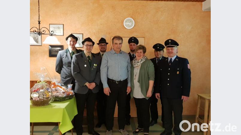 Vereinswirt Andreas Ach feiert 60. Geburtstag. Dazu gratulieren seine Frau Elisabeth und die Vereinsabordnungen von Schützenverein und Feuerwehr Etzgersrieth. Bild: gi