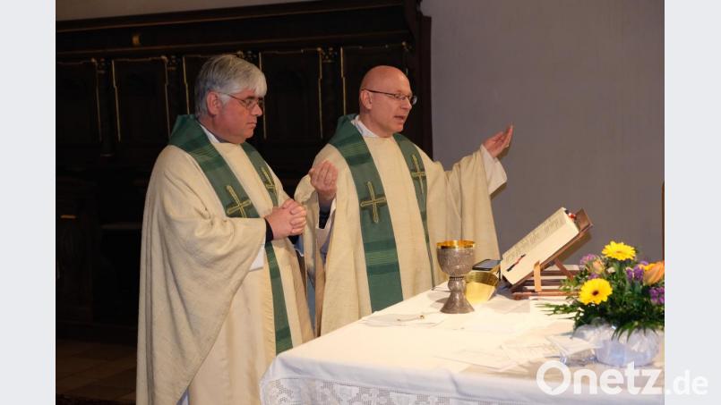 Die Messfeier von US-Militärpfarrer LTC Krzysztof "Kris" A. Kopec (rechts) und Stadtpfarrer Thomas Jeschner steht im Geist der "joint-mission", der guten kirchlichen Zusammenarbeit der beiden Nachbargemeinden. Bild: do
