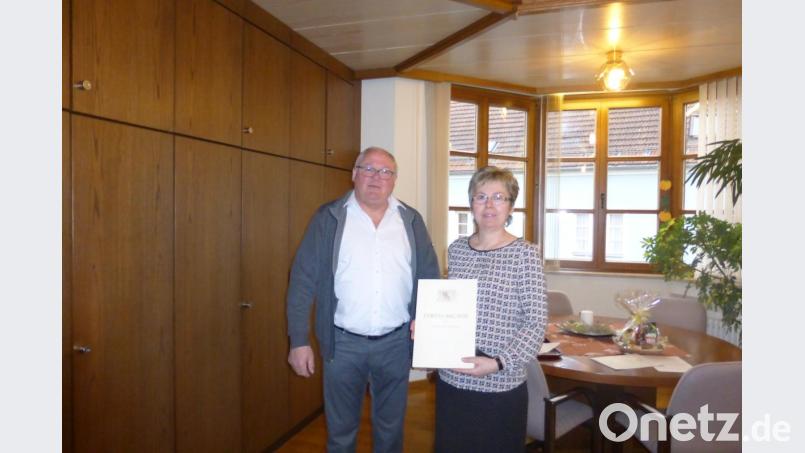 Bürgermeister Heinz Weigl überreichte Renate Stigler eine Urkunde. Bild: exb