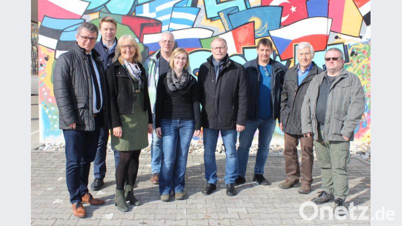 Bürgermeister Martin Birner und Rektorin Irene Träxler (von links) waren Gastgeber beim Netzwerktreffen „Energieeffizienz“, das diesmal in Neunburg vorm Wald stattfand. Bild: pko
