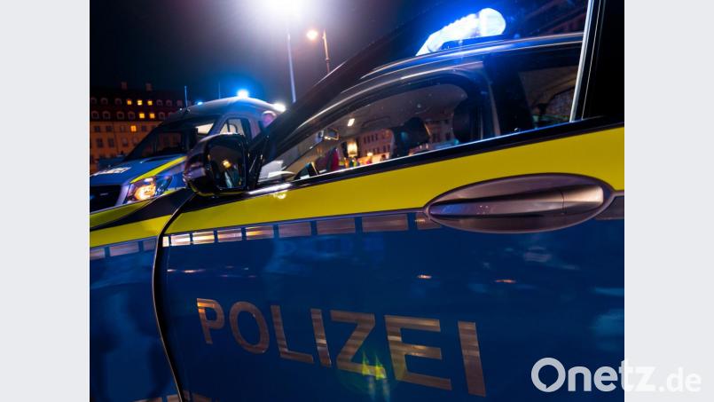 Blaulicht-Einsatz in Hahnbach (Symbolbild): Dort ist am Mittwoch ein Mann über den Balkon in die Wohnung seiner Ex geklettert und auf die Frau losgegangen. Bild: Monika Skolimowska/ZB/dpa