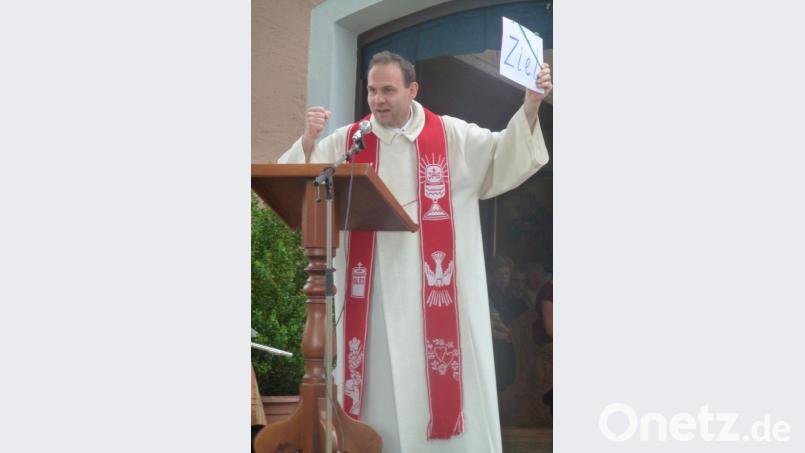 Pfarrer Leo Heinrich aus Leiblfing wird am 30. März den Gottesdienst in der Turnhalle Teunz zelebrieren, wozu alle Gläubigen eingeladen sind. Das Bild zeigt ihn im Juli 2012 vor der Jakobikirche Fuchsberg. Bild: Portner