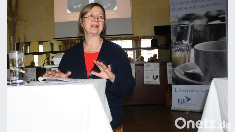 Anna Knechtel stellte im "Literarischen Café" das Leben und das Werk Bohumil Hrabals vor. Bild: wro