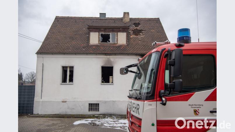 Für fünf Menschen kommt bei einem Feuer in einem Wohnhaus in Nürnberg jede Hilfe zu spät. Bild: Lino Mirgeler/dpa