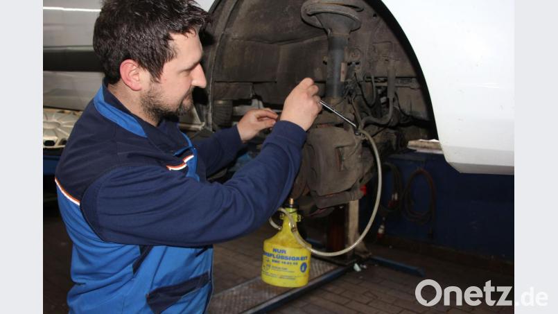 Kfz-Meister Andreas Stock rät, alle zwei Jahre die Bremsflüssigkeit wechseln zu lassen. Bild: kro