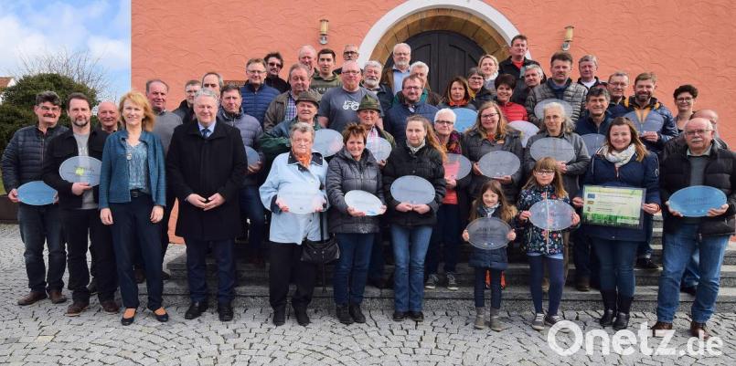 Stolz präsentieren die Hausbesitzer auf den Stufen der Christuskirche die Schilder mit ihren alten Hausnamen. Bild: no