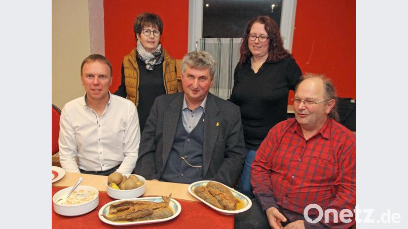 Roman Schell, Eli Dreßler, Herbert Schmid, Andrea Egner und Peter Gruber (von links) lassen sich Aschermittwochskost schmecken. Zuvor ging es ganz intensiv um Europa. Bild: nm