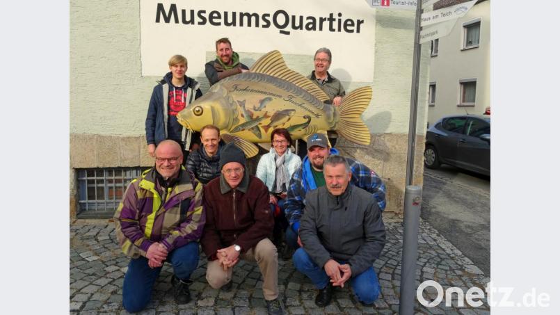 Die Fischergilde Barbara aus Kaufering in Oberbayern stattete ihrem langjährigen Fischlieferanten Hans Klupp (hinten rechts) aus Plößberg und der Fischerei-Abteilung im Museumsquartier einen Besuch ab. Bild: Stadt Tirschenreuth