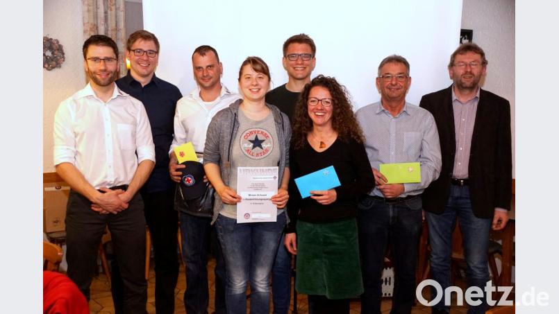 Vorsitzender Michael Siebenweiber und Günther Panzer (von links) sowie zweiter Bürgermeister Herman Schraml (rechts) ehren Kai Wolf, Miriam Schraml, Johannes Doleschal, Peggy Mothes-Bayerl und Günther Strobel (Dritter bis Siebter von links). Bild: bkr
