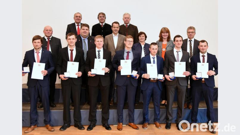 Die sieben besten Absolventen erhalten den Meisterpreis der Bayerischen Staatsregierung. Bild: bgm