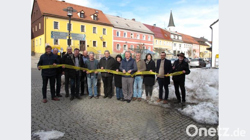 Die Teilnehmer am Auftakt-Workshop spazierten durch die Ortsmitte von Schönsee. Neben den Stadträten und Bürgermeisterin Birgit Höcherl (Mitte) sowie den örtlichen Planern war auch Korbinian Kroiß (links) von Nonconform mit von der Partie. Bild: exb
