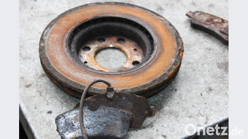Diese Bremsscheibe und Bremsklötze sind verschlissen und abgenützt. Sie müssen erneuert werden. Bild: kro