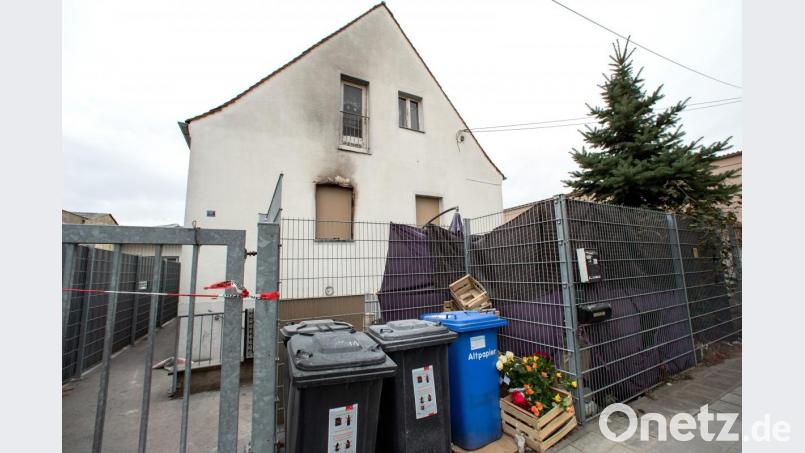 Blumen stehen vor dem vom Feuer beschädigten Haus. Bild: Daniel Karmann
