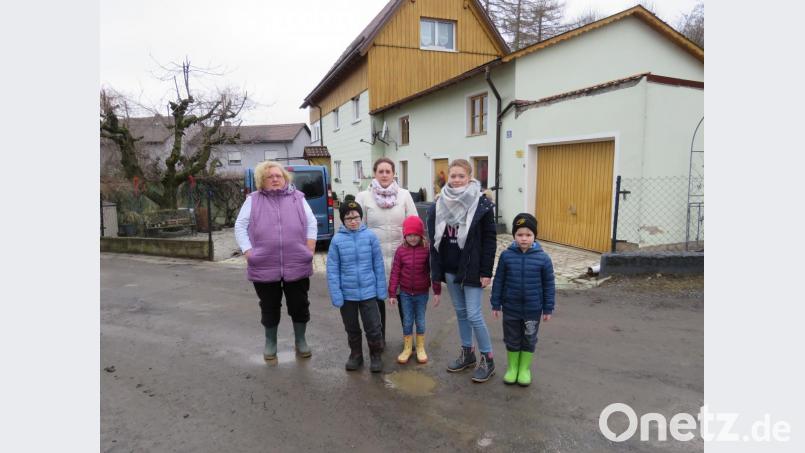 Rita Schäfer (links), ihre Tochter Manuela Thoma (Dritte von links) und deren Kinder Raphael, Neele, Sophie und Philipp können bei Regen das Haus nur noch mit Gummistiefeln verlassen. Bild: ubb